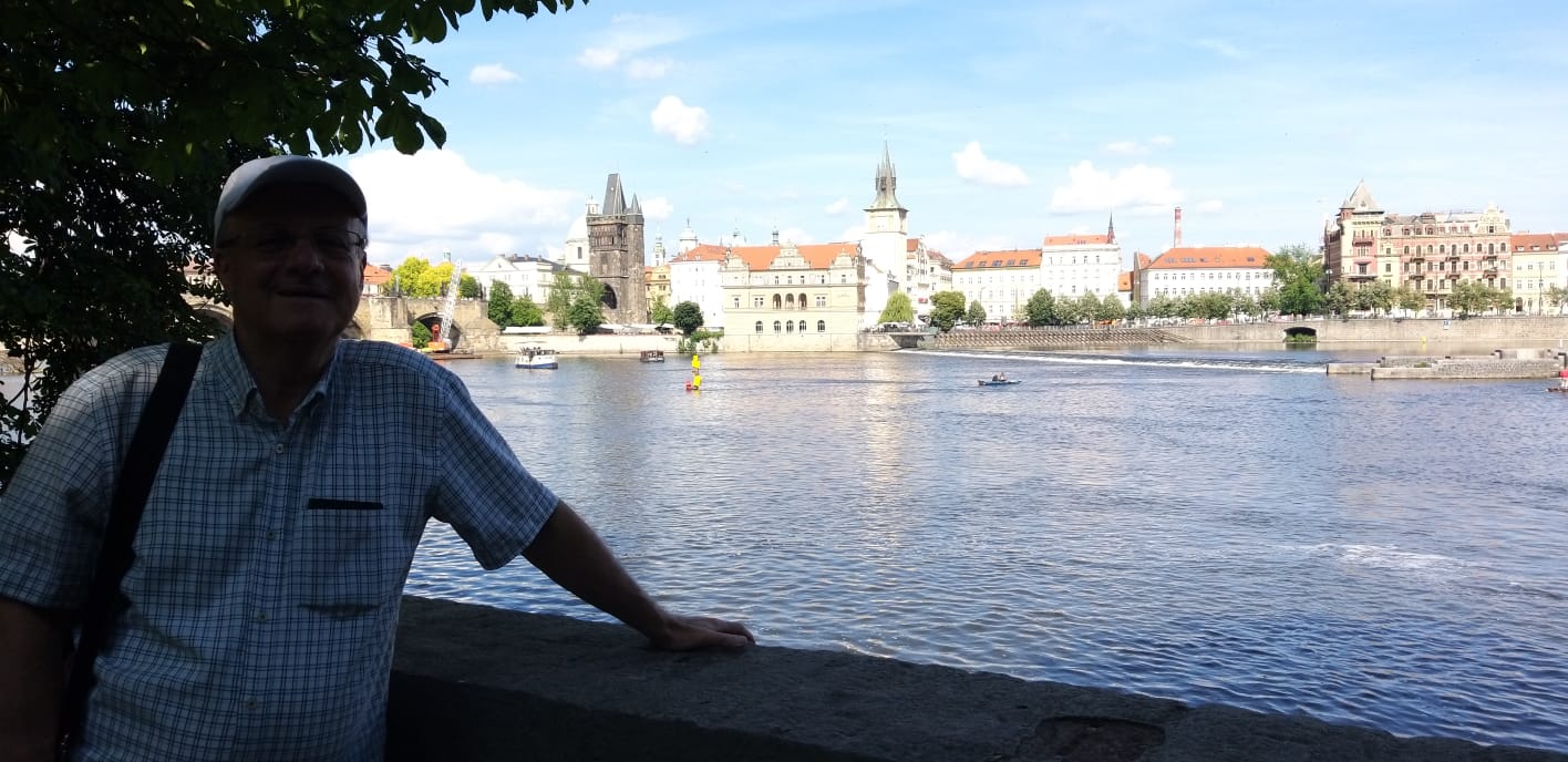 Vltava kıyısında, Charles Köprüsü manzarasıyla Prag.