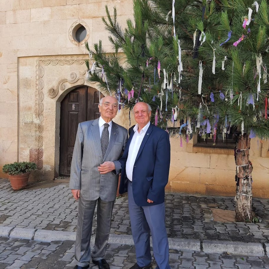 Kent bilimine adanmış bir ömürden, şehirlerin belleğini korumaya çalışan bir öğrencisine… Prof. Dr. Ruşen Keleş ve Prof. Dr. Mehmet Tunçer; hocalık, vefa ve kent kültürü üzerine sessiz ama güçlü bir kare.