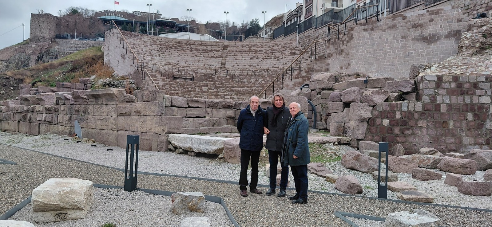 Ankara Roma Dönemi Tiyatrosu (Sağdan; Mehmet TUNÇER, Sedat ÇİFTÇİOĞLU, Savaş SÖNMEZ)