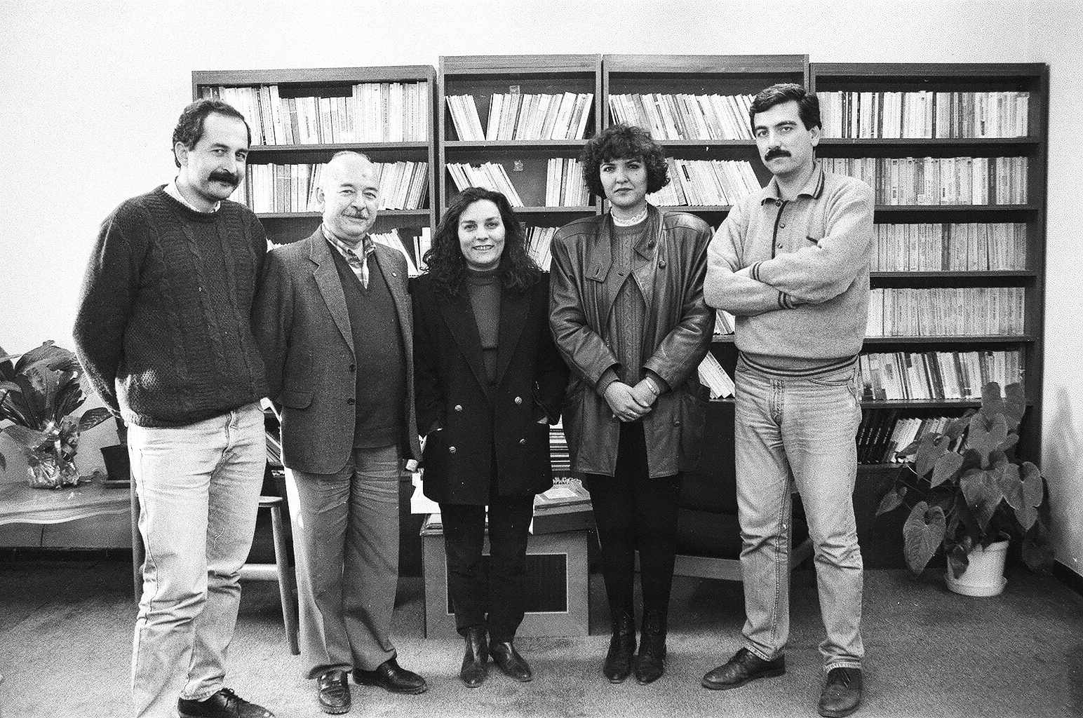 Sabancı Kültür Merkezi Kütüphanesi, İzmit - 1993. Özcan Taras’ın Ruşen Hakkı’nın fotoğraflarını çektiği gün. Soldan: Kemal Bey, Ruşen Hakkı, Birgül Yörüker, Şenel Taras ve Özcan Taras.