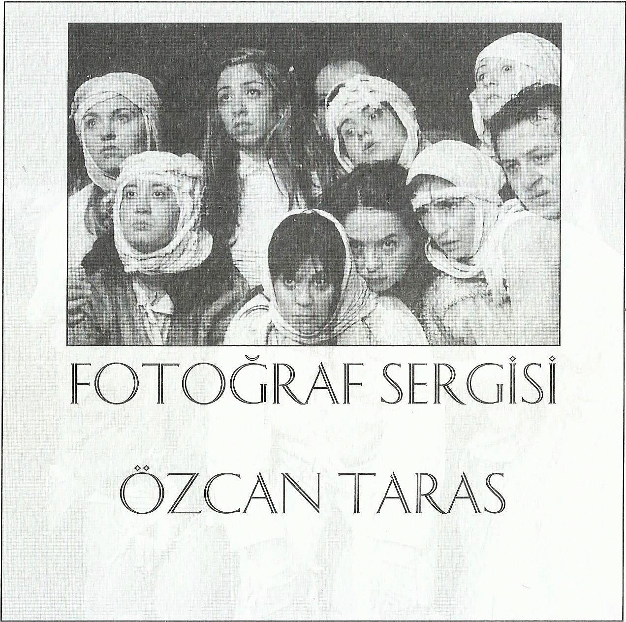 Özcan Taras’ın objektifinden bir tiyatro sahnesi. İzmit Şehir Tiyatroları döneminde çekilen fotoğraflardan biri; Taras’ın sahne, ışık ve oyuncu ilişkisine yoğunlaştığı çalışmalarını yansıtıyor.