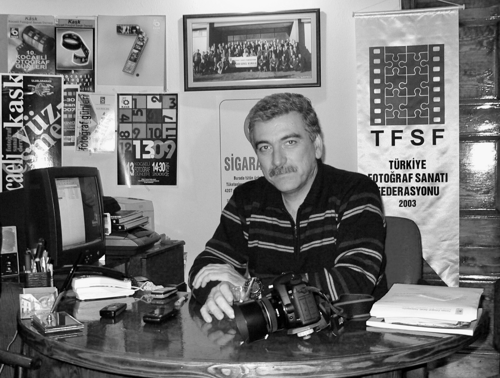 Özcan Taras, Türkiye Fotoğraf Sanatı Federasyonu (TFSF) döneminde çalışma masasında. Fotoğrafın üretimi kadar örgütlenmesi, eğitimi ve kurumsal hafızasıyla da ilgilendiği yıllardan bir kare.