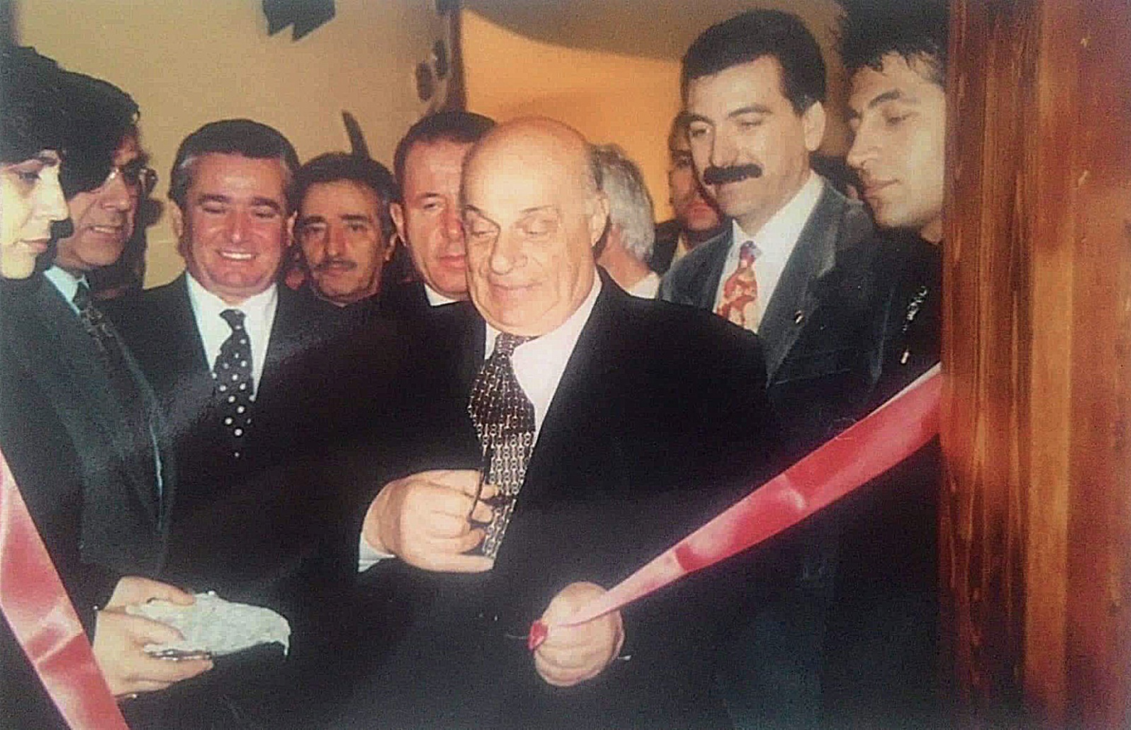 18 Mart 1999, İzmit. Rauf Denktaş, İzmit Büyükşehir Belediyesi Sanat Galerisi’ni kendi fotoğraf sergisiyle açarken KASK’ın yeni lokalinin de kurdelesini kesiyor. Soldan ikinci Sabri Yalım, İzmit Büyükşehir Belediye Başkanı Sefa Sirmen; Denktaş’ın arkasında Kocaeli Valisi Memduh Oğuz, sağında Özcan Taras.