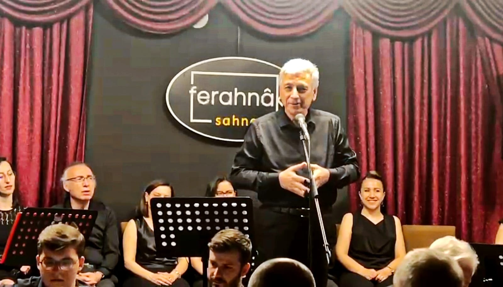 Özcan Taras, İzmit Ferahnâk Sanat’ta sahnede.