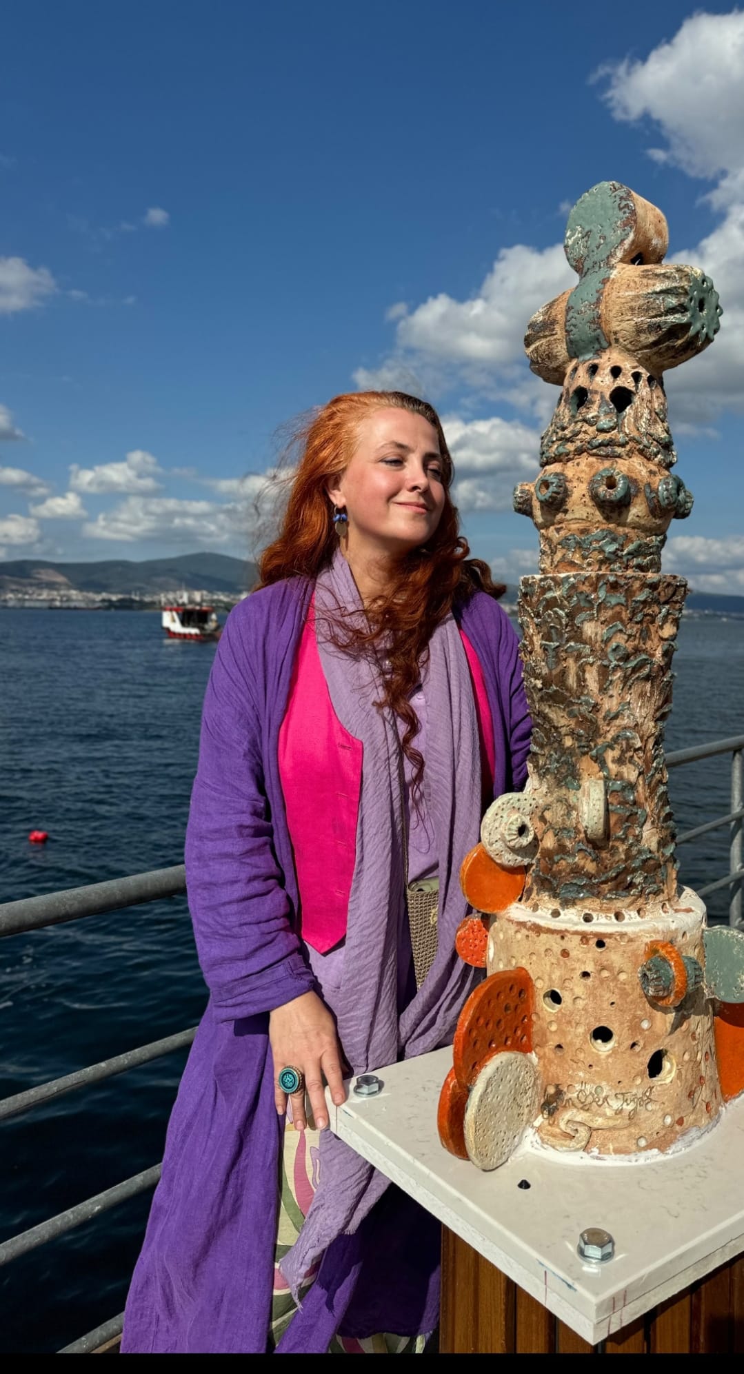 “Deniz Kızı Horozbina”, İzmit Körfezi’nin sularına inmeden önce, sanatçısı Özlem Özer Tuğal’ın elinden çıktığı son hâliyle.